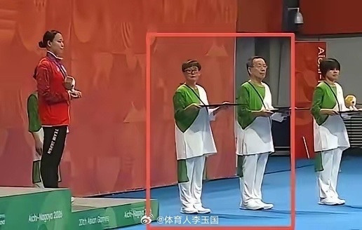 亚运会颁奖台上一群银发大爷大妈，有人觉得这是不尊重运动员，但我觉得真挺好啊。老人出来当志愿者，有制服