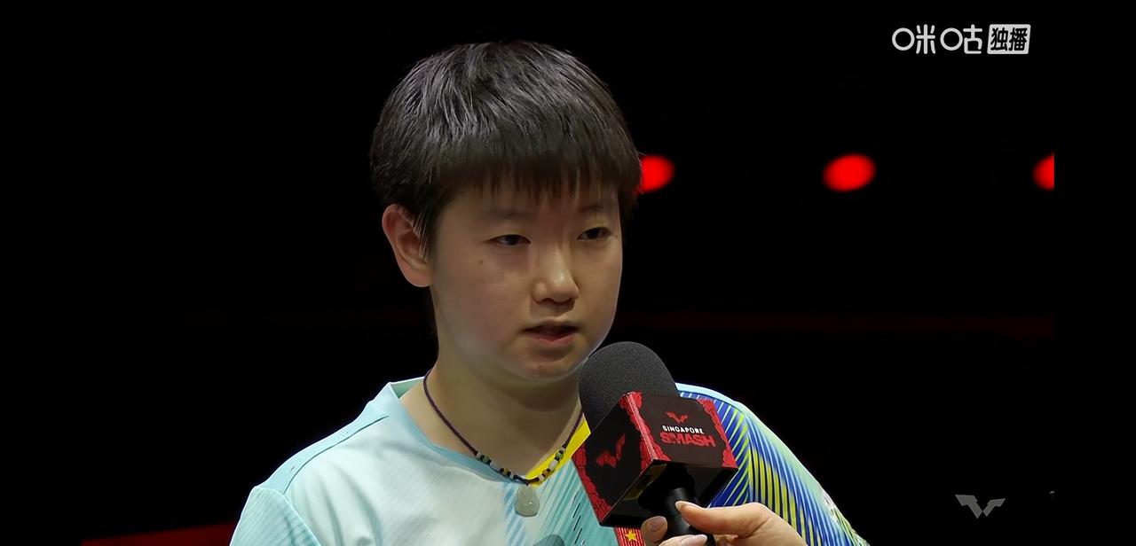 昨晚孙颖莎打完早田希娜，东西还没收拾完就被主教练马琳拉着往看台的另一边跑过去，