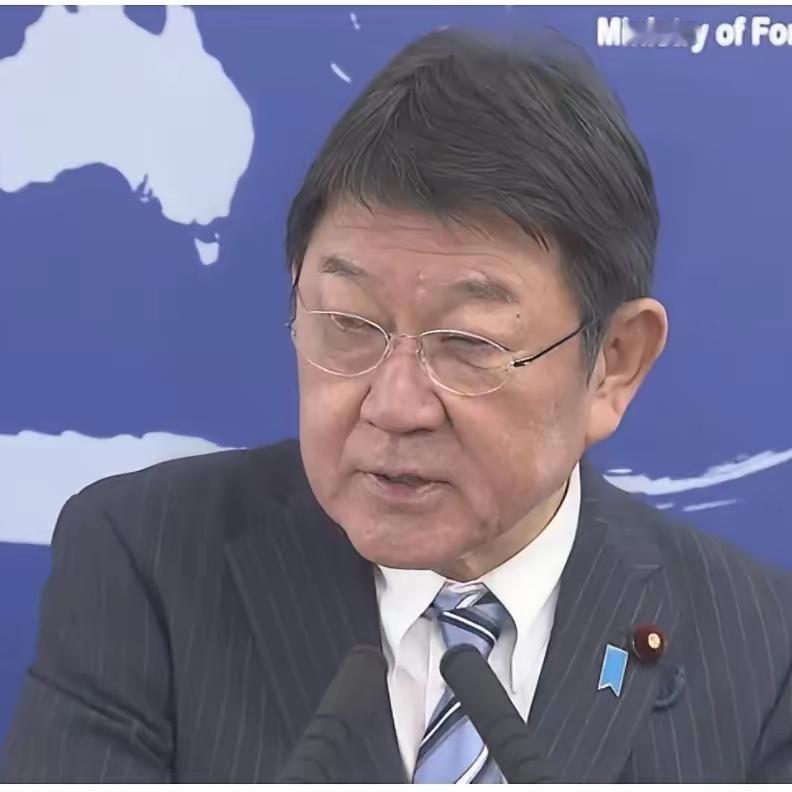 11月4号，日本新任外相茂木敏充的首场新闻发布会，把焦点对准了近期闹得沸沸扬扬的