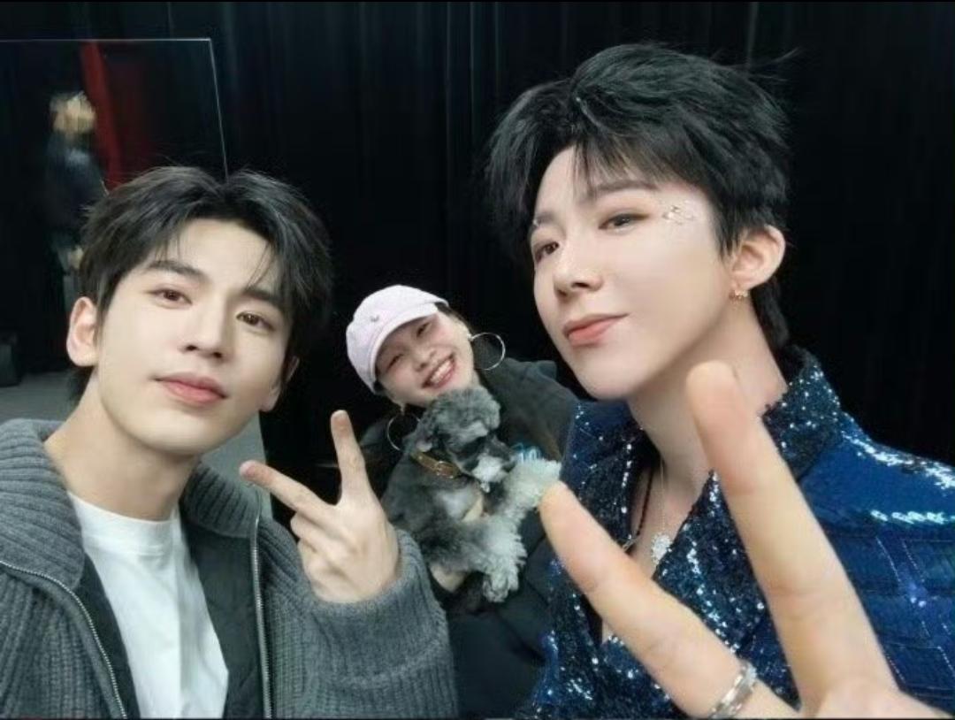 刘宇宁演唱会排面十足，不光众明星送来了应援花篮，现场更是大咖云集一念关山河书