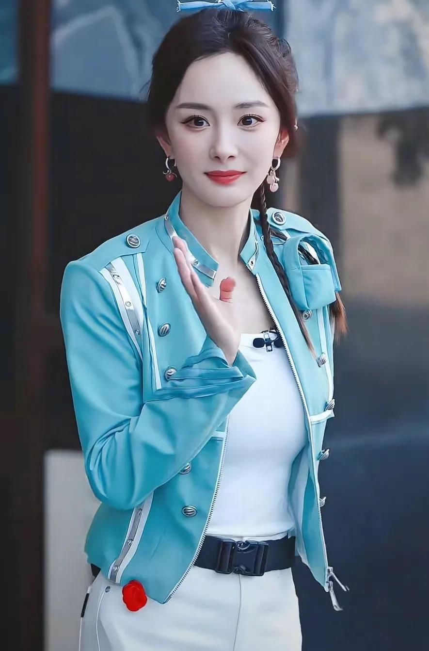杨幂录制《密逃大逃脱》的上班路透，现场围了好多人，不愧是人气超高的一期。路透里