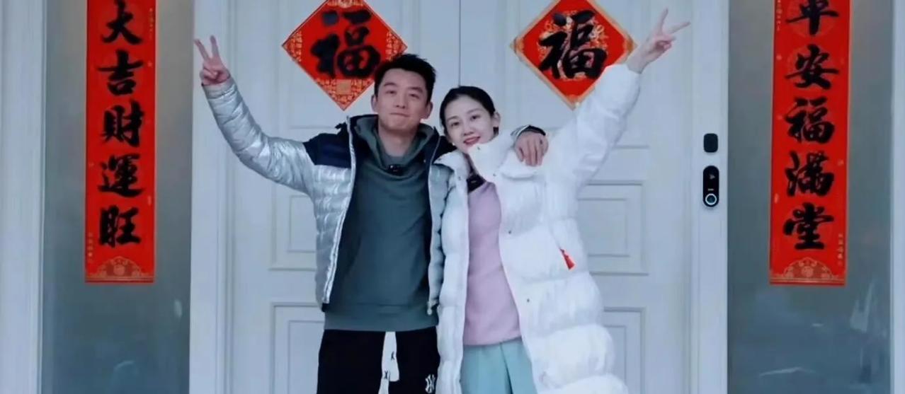 郑恺与苗苗带三娃逛街被拍！7月12日于阿那亚现身时，郑恺牵着两岁的小女儿，苗苗抱