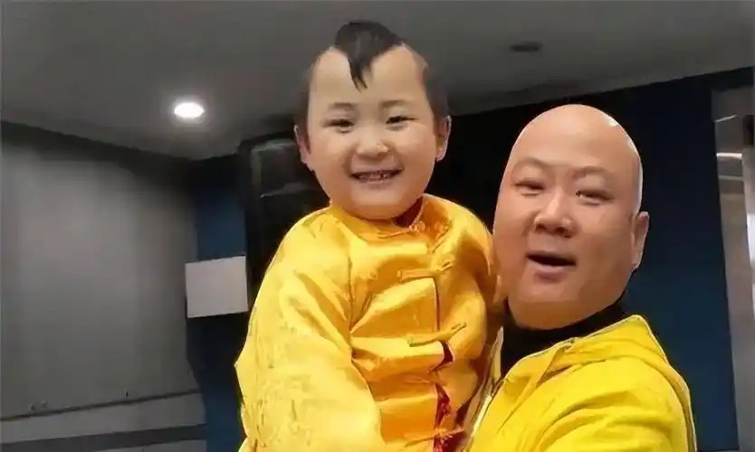 6岁上春晚8岁就去世，被父母“吸干血”的邓鸣贺，悲剧谁来买单？ 本应该有着大