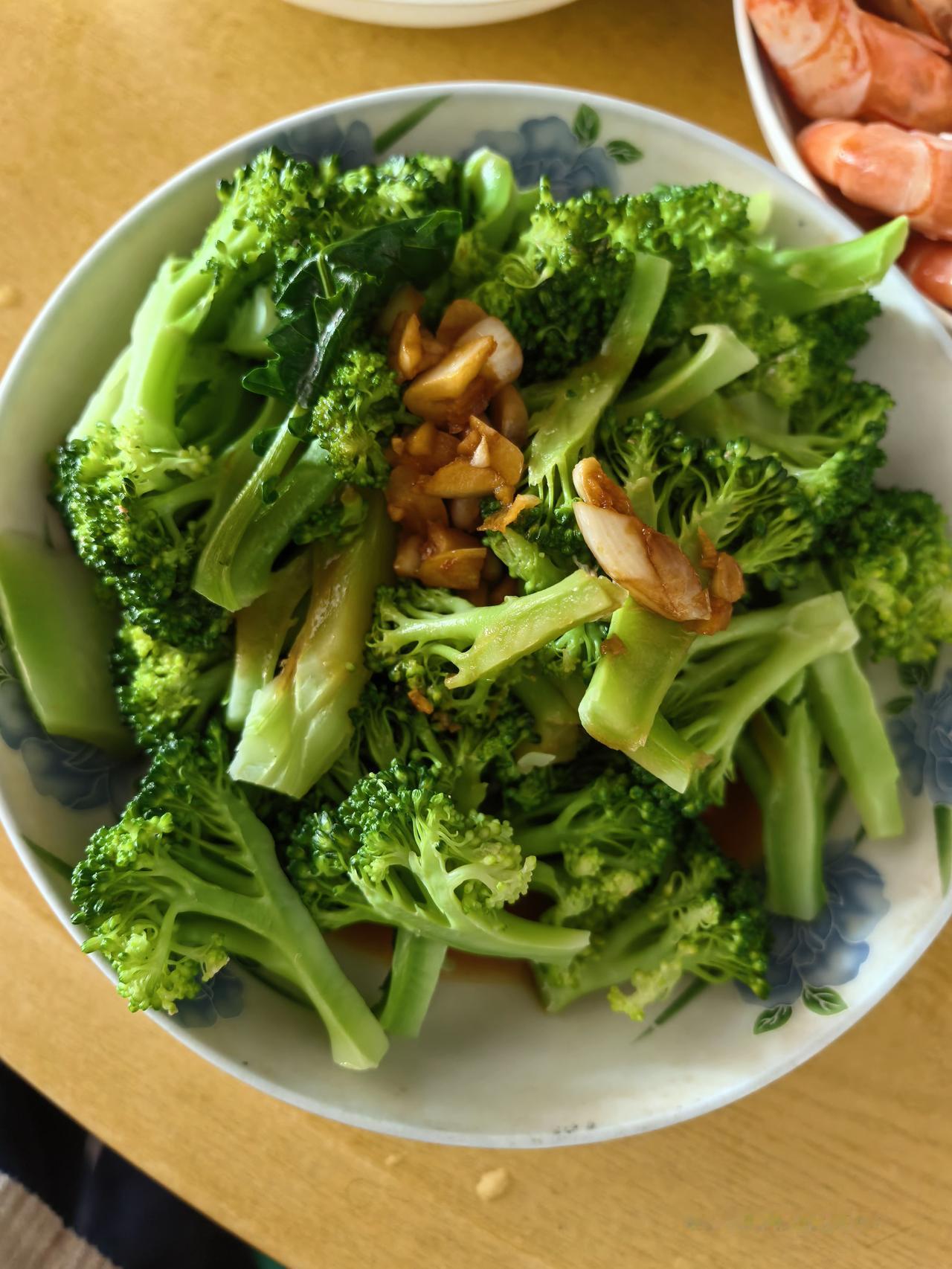 我的年夜饭。今年，我和女儿的年夜饭，四菜一汤，看起来还不错。鱼和虾