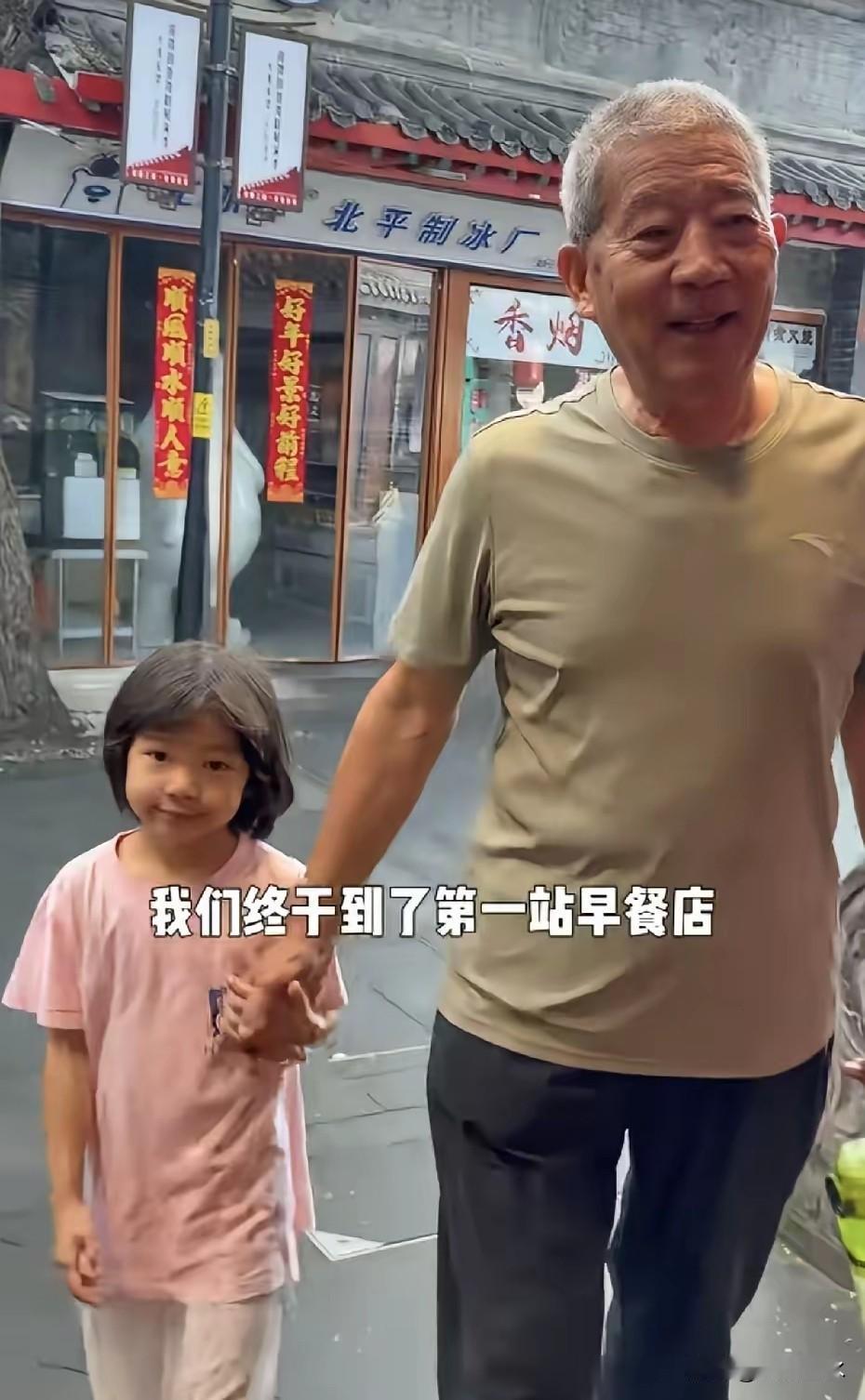 今年六岁的天赐。父亲七十五岁了，母亲因为脑梗塞而偏瘫，在康复医院里住着。许多
