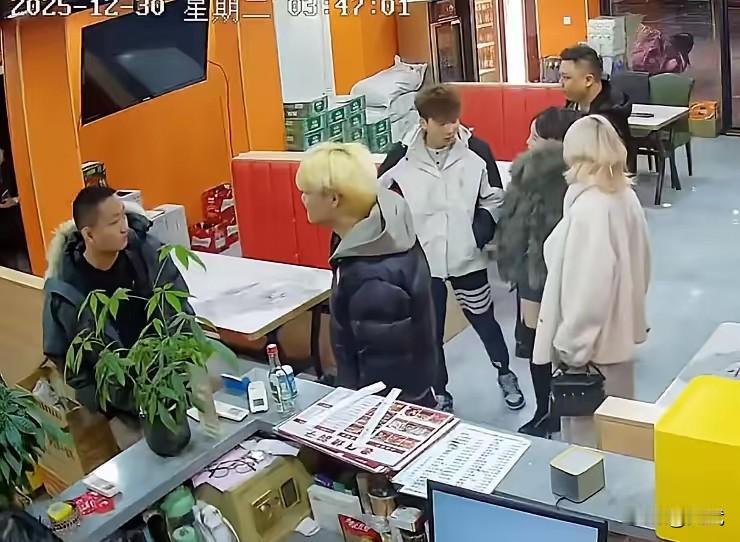 晚上，一家餐馆来了六个年轻人。穿着打扮也挺讲究，看着就像有钱人。可实际上，六个人