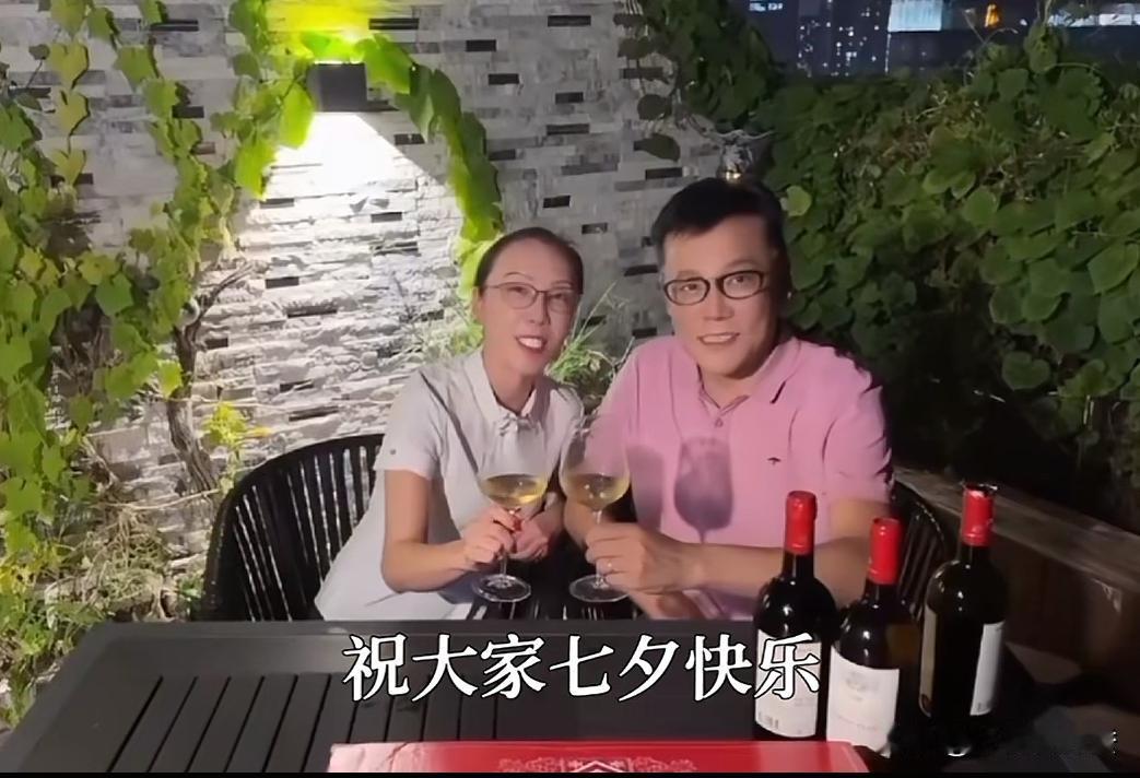 李国庆又在社交平台秀恩爱了，这次是和爱妻一起过七夕的画面，爱与不爱真是一眼就能看
