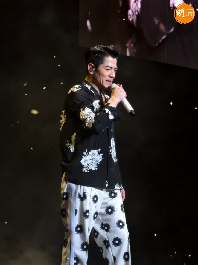 郭富城除了是舞台王者，原来讲脱口秀也很有一手。近日他在广州开演唱会，又唱又跳满身