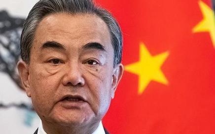 中方已做好准备应战，美国硬逼中国交1750亿罚款，王毅强势还击！这次美国彻底不藏