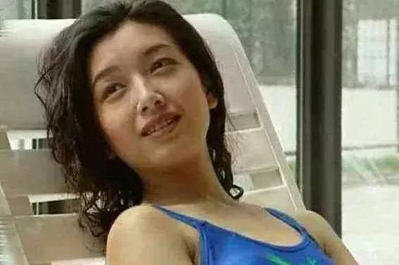 江珊，靳东王志文爱过的女人，出道即巅峰，年轻时的她，是真的美，且唱歌动听，赛过专