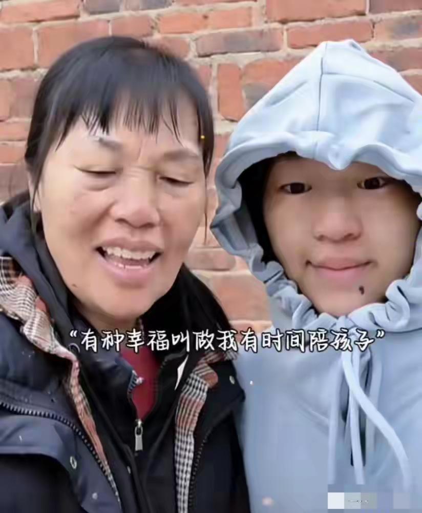 全红婵妹妹回老家，也会引起轰动，但在妈妈的眼里，就是陪伴的幸福。有人给全妹家盖