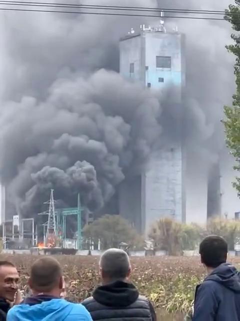 顿巴斯煤矿区大火灾，乌克兰人围观矿井变电站起火，一边抽一边笑！10月19日，乌