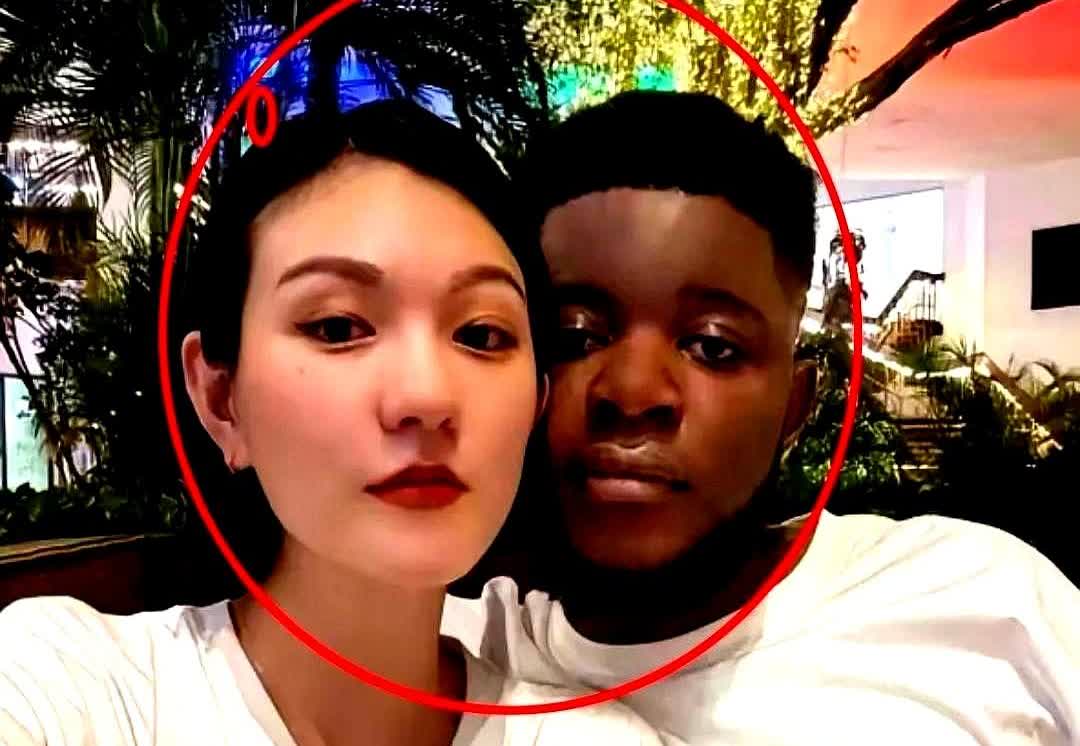 一中国女孩嫁黑人后，带着一个小黑人回到祖国，高调晒出自己和小黑孩的照片。