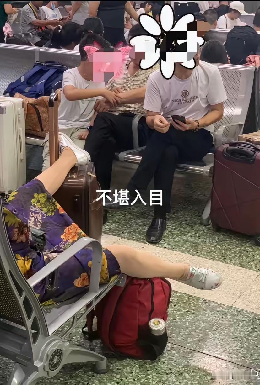 实在是惨不忍睹，可她却丑态毕露而不自知，恬不知耻，为老不尊，想来这必定是个不好惹