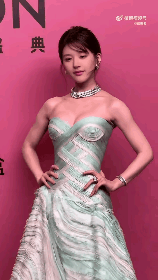 赵露思穿着xxxs高定裙直接挤出了一坨肉太尴尬了，她才七十多斤都穿不了，真不知道