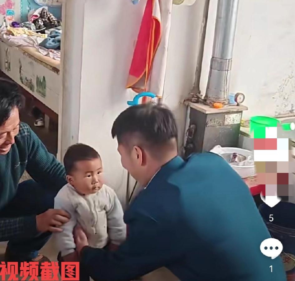 辽宁有名爸爸退伍回到了家。可是家里的宝宝却对爸爸陌生了，宝宝看到一个丝毫根本