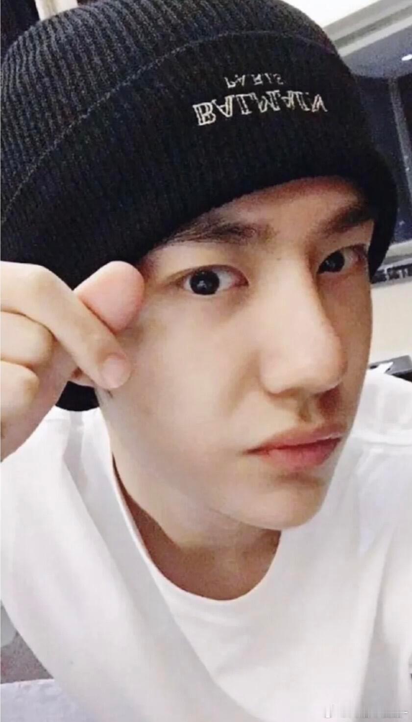 王一博热恋期的时候就这样给肖战比心​​​