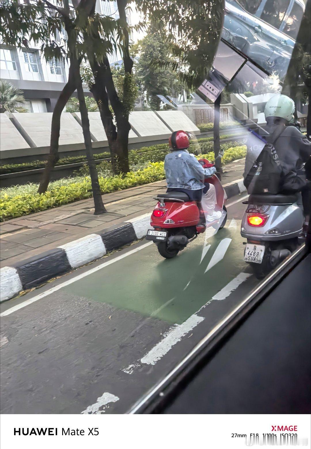 这个马路牙子很粗壮，看着就很结实[大笑]​​​