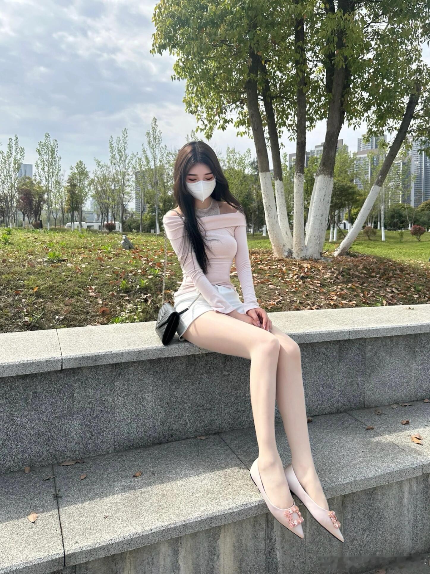 丝袜平底鞋穿搭，露肩装更显优雅气质～​​​