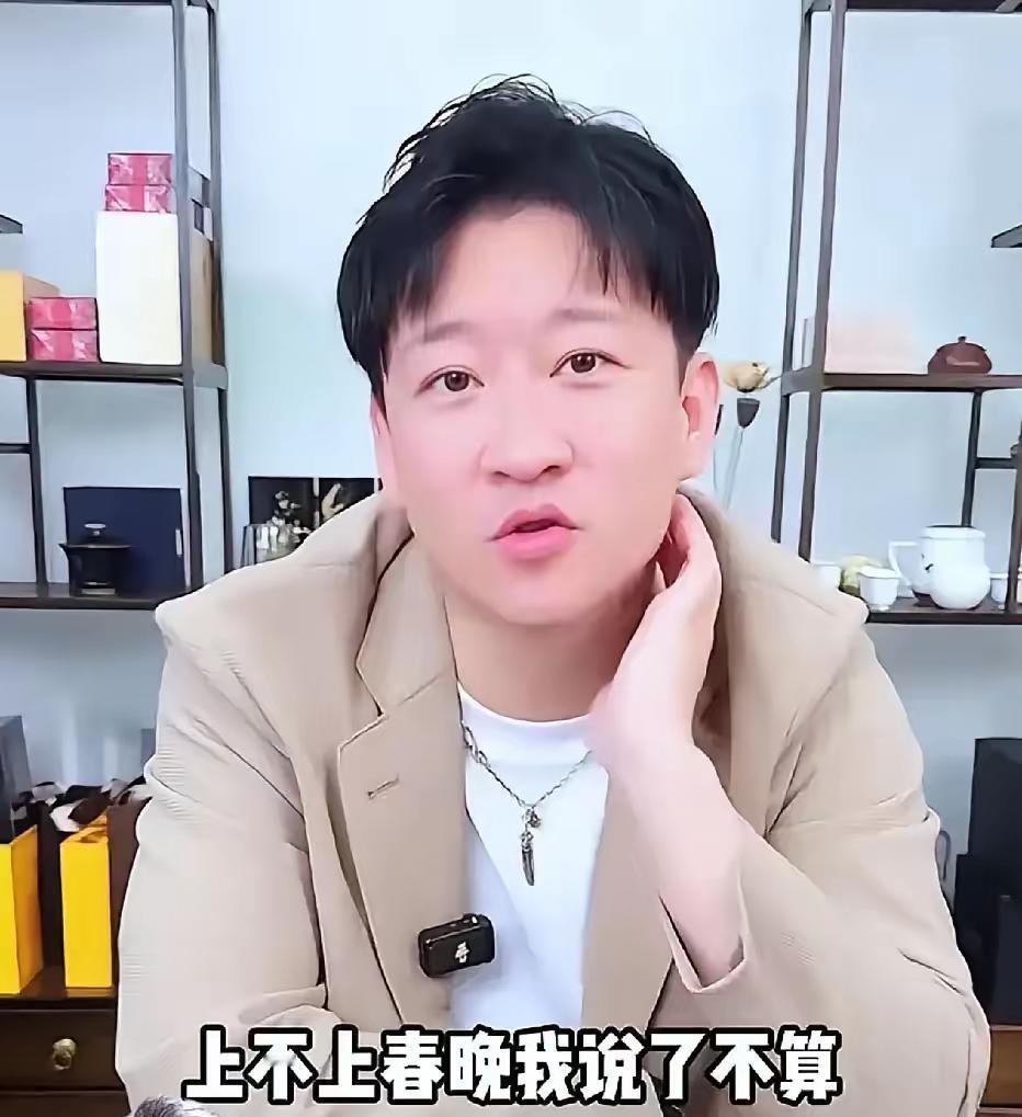 曹云金被问今年上不上春晚，直接摊手：没人请我，也没拿得出手的段子。 转头补一句