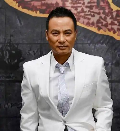 被恶势力硬逼着一年拍了17部风月片起家的小演员，没有任何江湖背景，却能在港圈横行