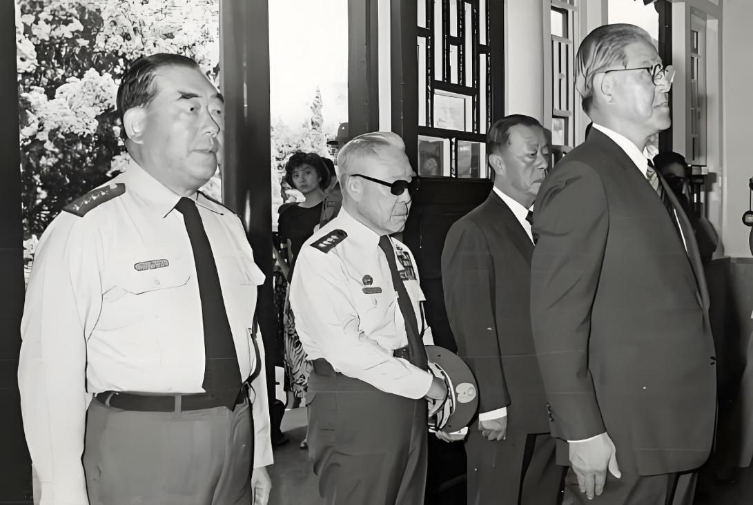 谁能认出最后边这个“罪人”？台湾学者邱毅曾评价他：此人有严重的