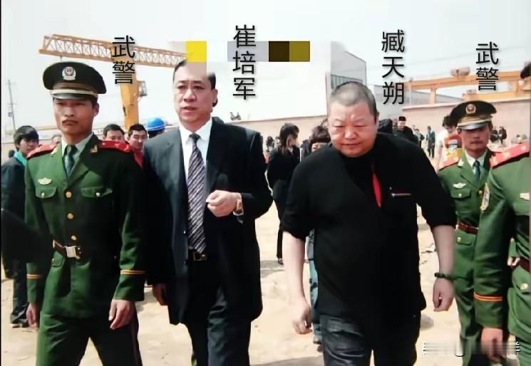 上世纪九十年代，当红歌手臧天朔来到河南矿山集团，董事长崔培军陪同他一起参观河南长