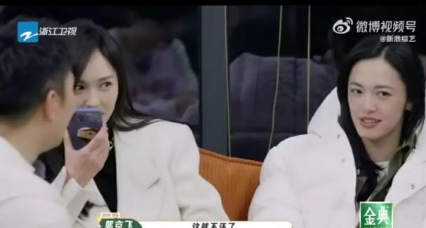 某综艺里，唐嫣假扮姚晨用姚晨手机给郭京飞打电话，谁知郭京飞开口就说：“你是不是来