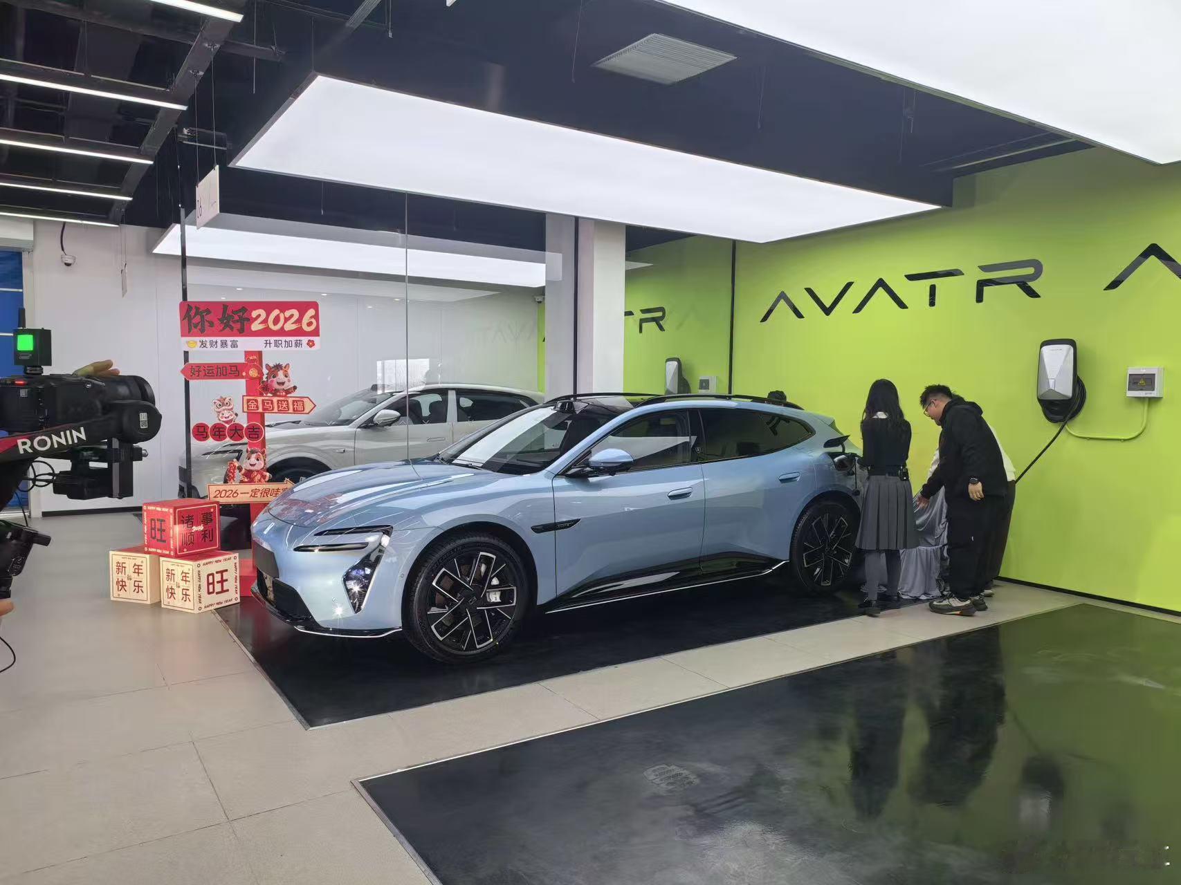 阿维塔06T阿维塔这个角度就对了，相比06明显更修长了，哇太好看了，就是屁股的