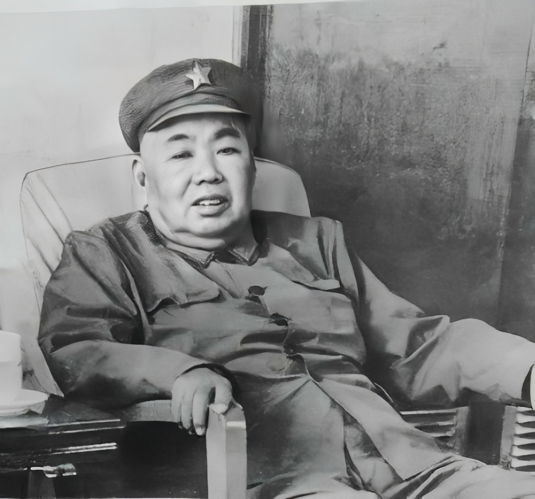 许世友晚年得了痛风病，反复发作，疼痛难忍，有时候睡觉也能疼醒了。南京军区管理局出
