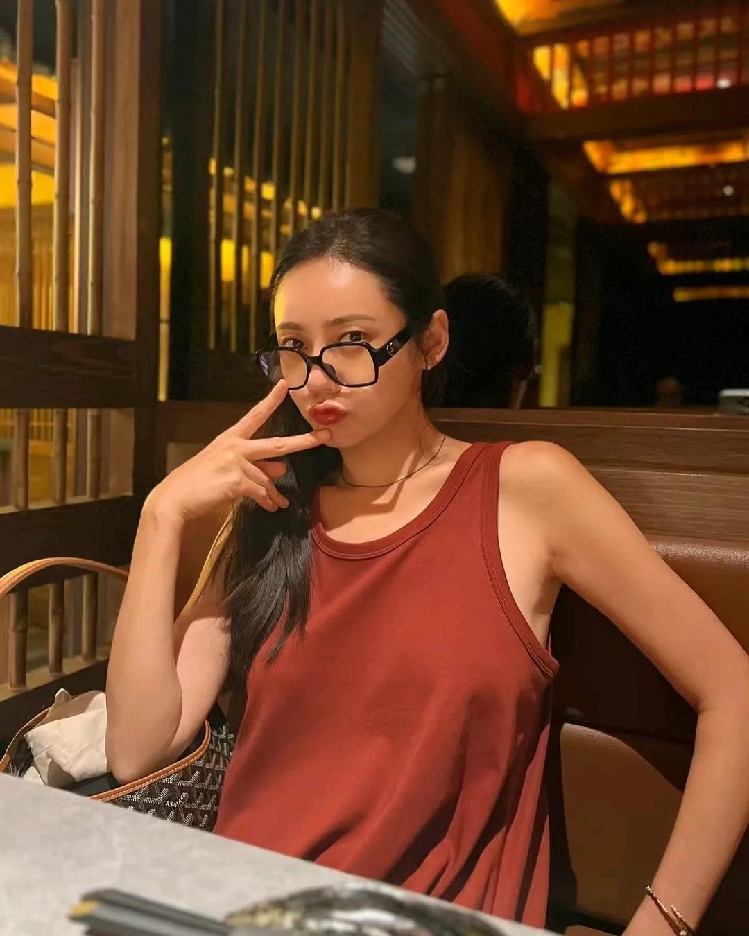 21日，演员秋瓷炫在自己的Instagram上上传了多张照片。照片中，秋瓷炫身着