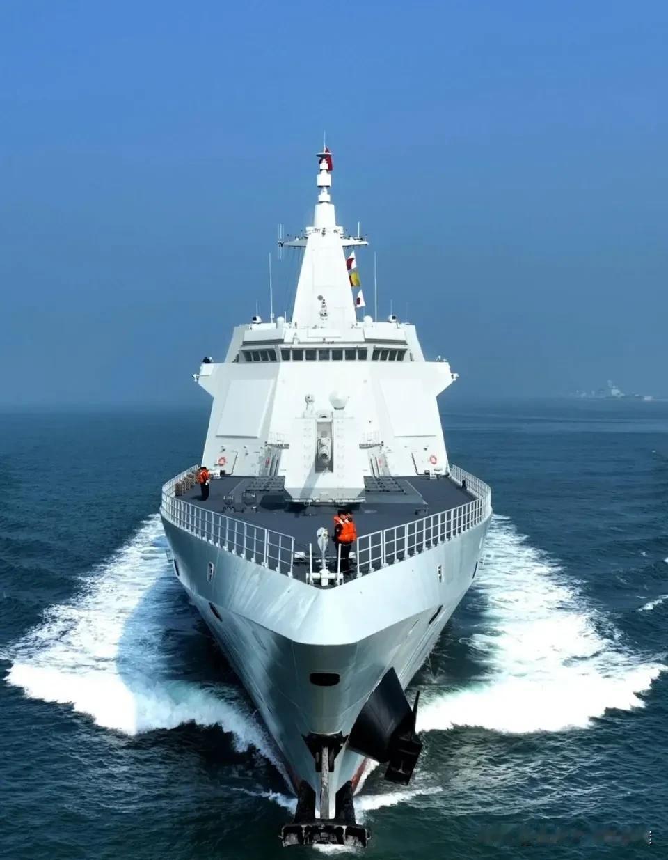 美媒惊呼：中国“小055”下饺子！鹰击21打航母，美军慌了2025年8月4