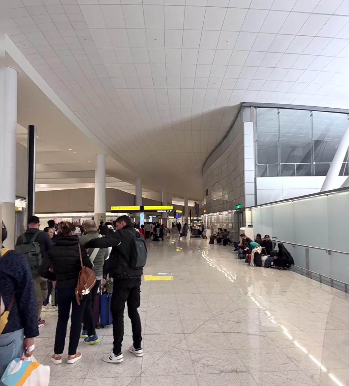 同事的姐姐跟她妈妈滞留在沙特，这两天一直睡在酒店大堂。他们是跟着旅行社过去的