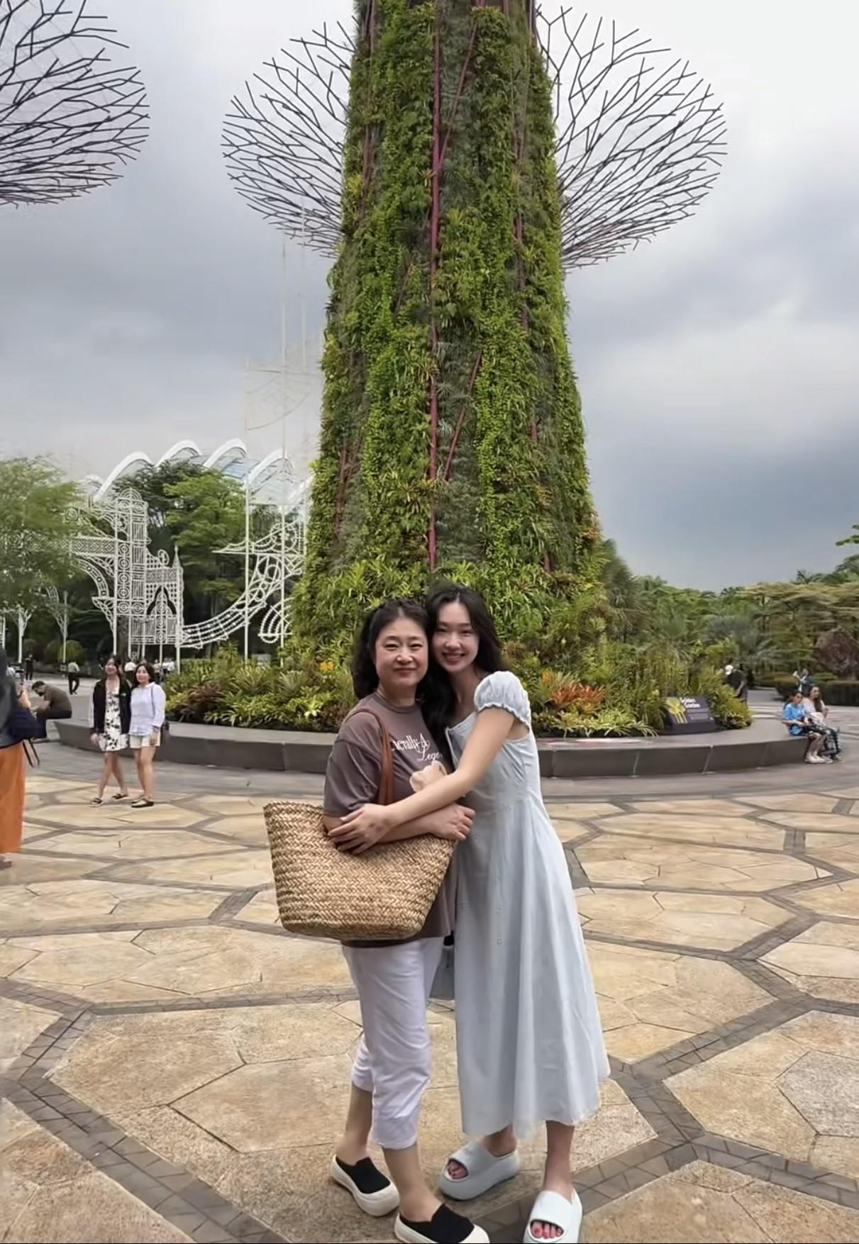 11月20日，管乐晒与妈妈合影，并配文：“和妈妈一起来新加坡啦”。管乐到了新