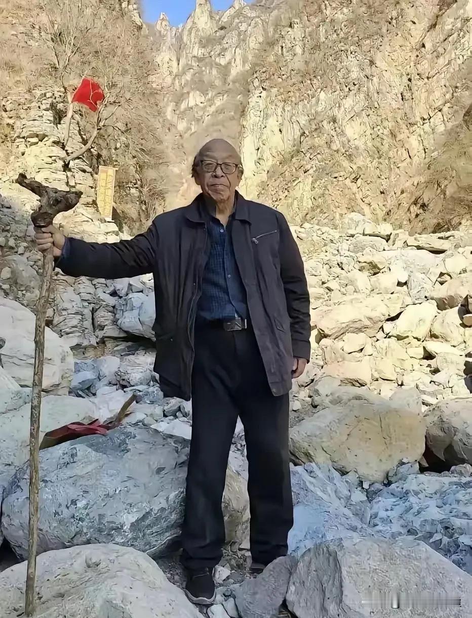 太让人敬佩了！河北保定81岁老人赵记臣，活成了当代真正的愚公。本该安享晚年