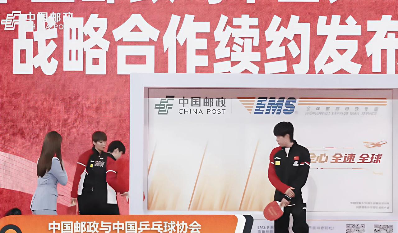 莎莎参加活动，看看莎莎迷糊的眼神，又出洋相，笑不活了。莎头参加中国邮政与中国乒
