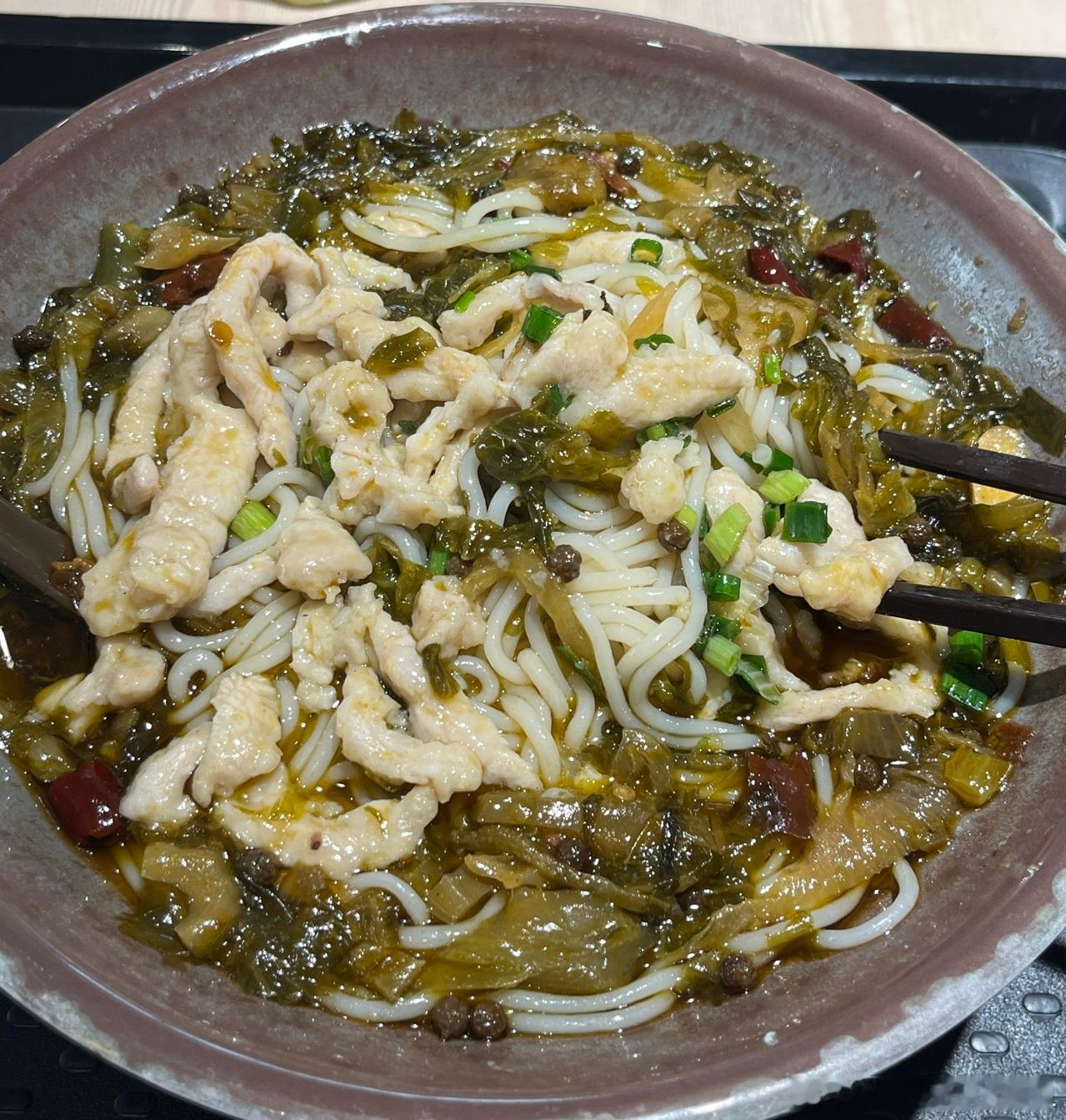 吃上了乡村基回归菜品，酸菜肉丝米线，还是小时候那个味道​​​