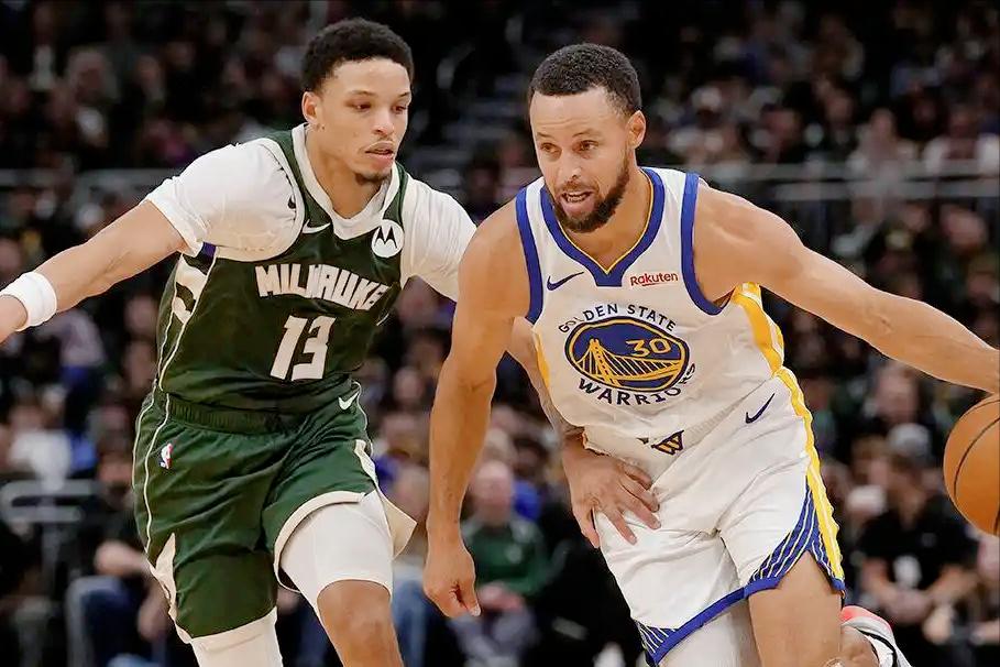 教练救我！雄鹿小将罗林斯被勇士上包夹，看到马上要丢球，主教练里弗斯紧急叫暂停，先