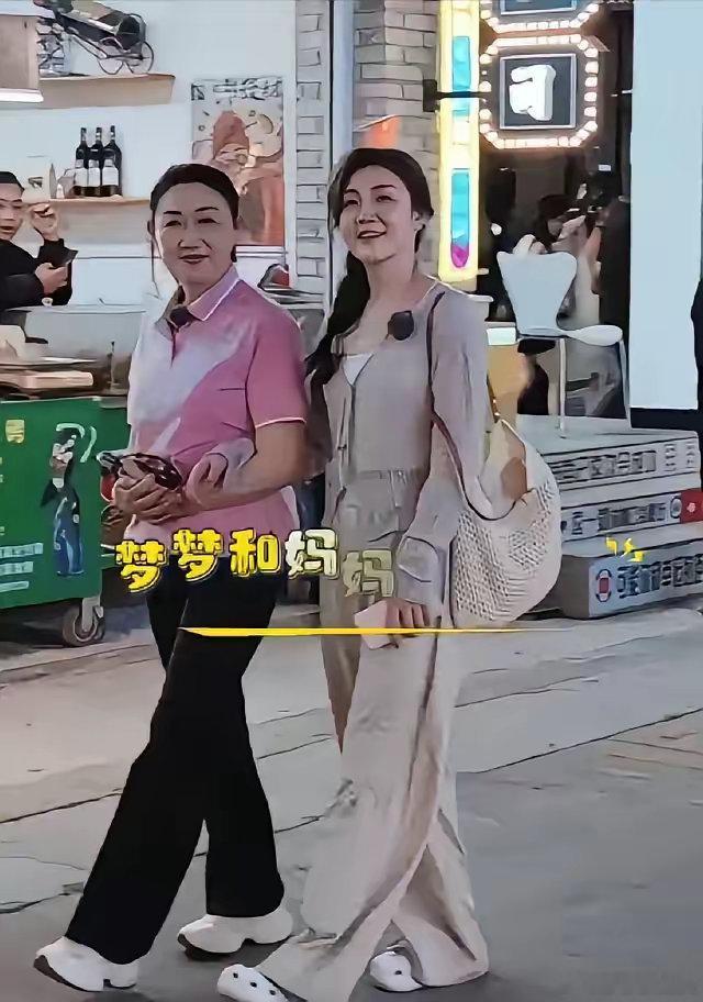 陈梦的妈妈应该非常无奈，掌控女儿工资卡也就算了，最无奈的事，她都已经61了，