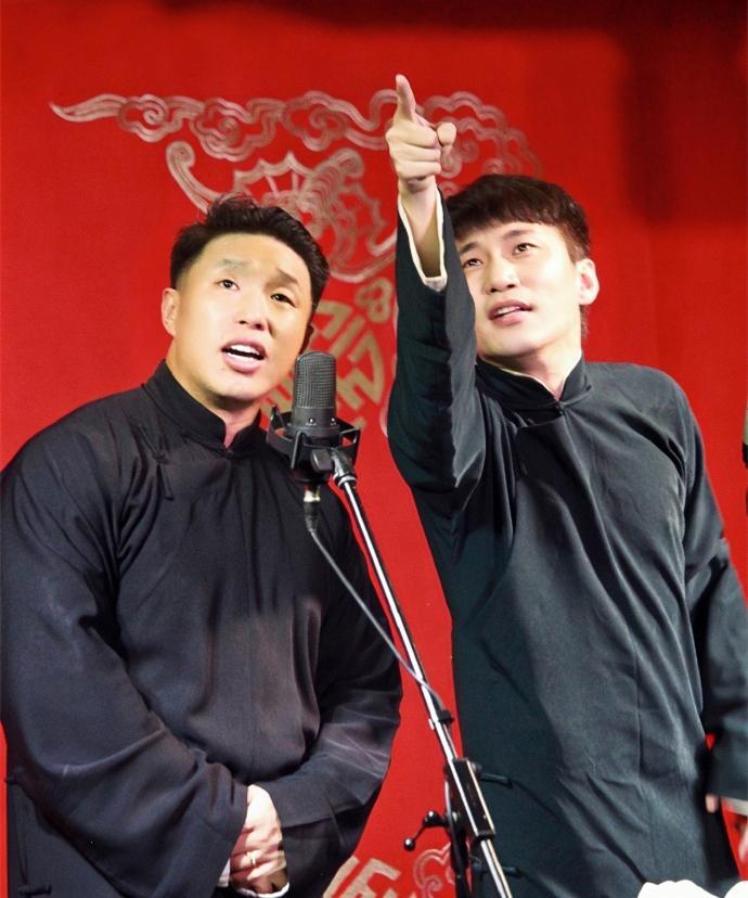 德云社副总烧饼带着何九华空降小剧场，五队演了一场，七队演了一场。昨日，副总烧饼带
