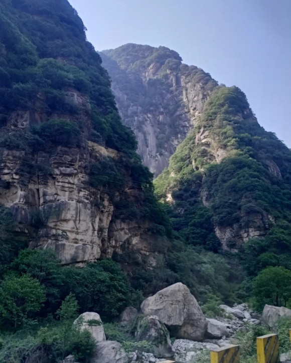我们刚下高速，来到华山脚下，天快黑了，准备找住宿的地方，还没等看周边环境，就被一