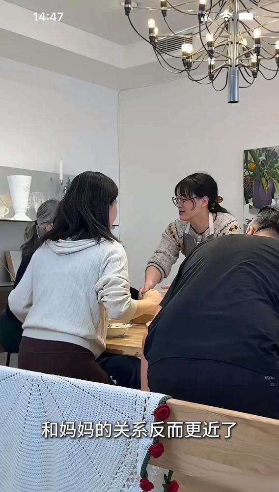 小谢请假去云南玩一周，奕姐账号立刻停更，粉丝才发现原来锅铲都不会自己动。之前