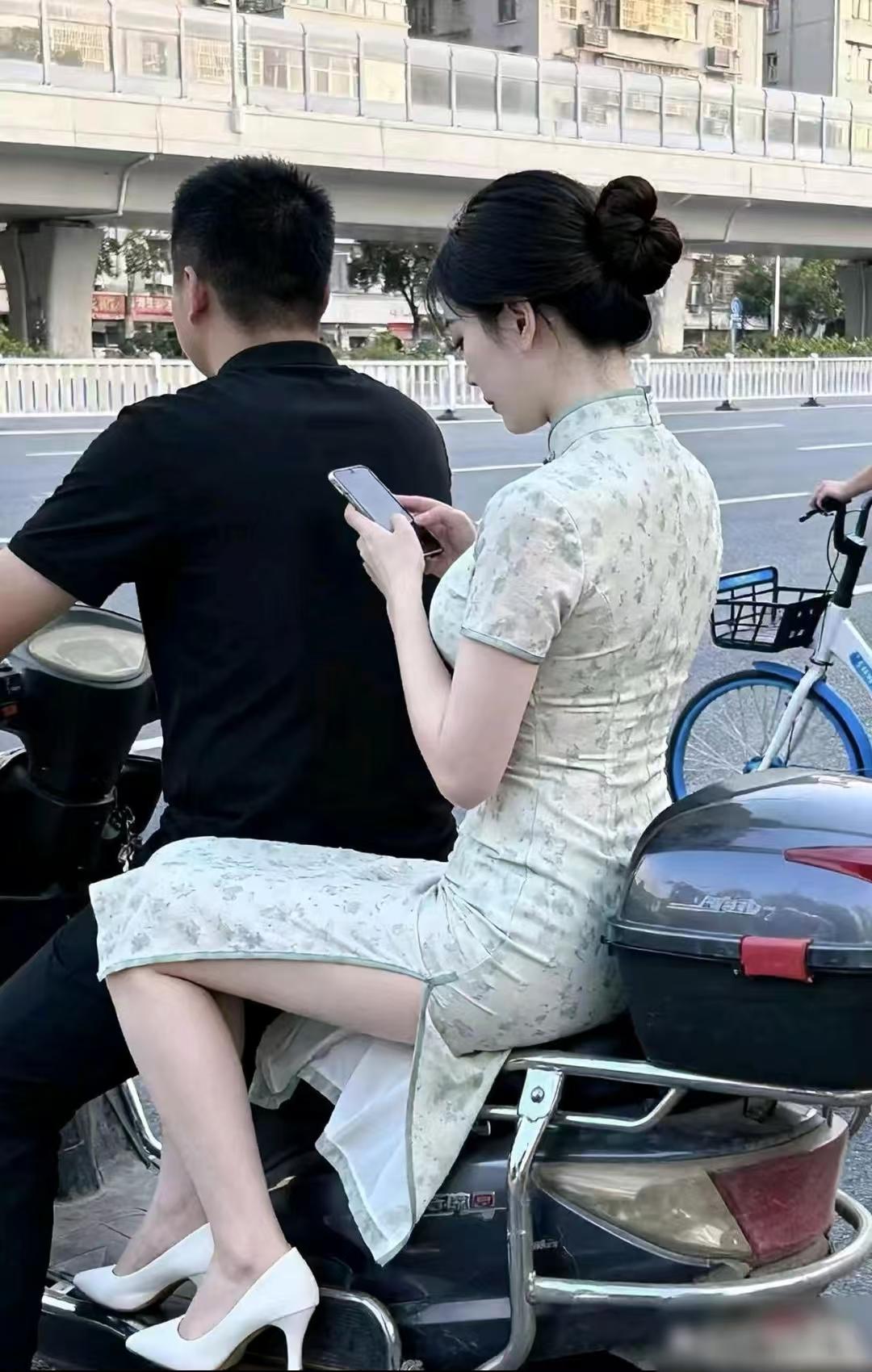 月薪三千能找到这女朋友，是什么水平？月薪三千骑电驴，后座坐旗袍大美女！这水平