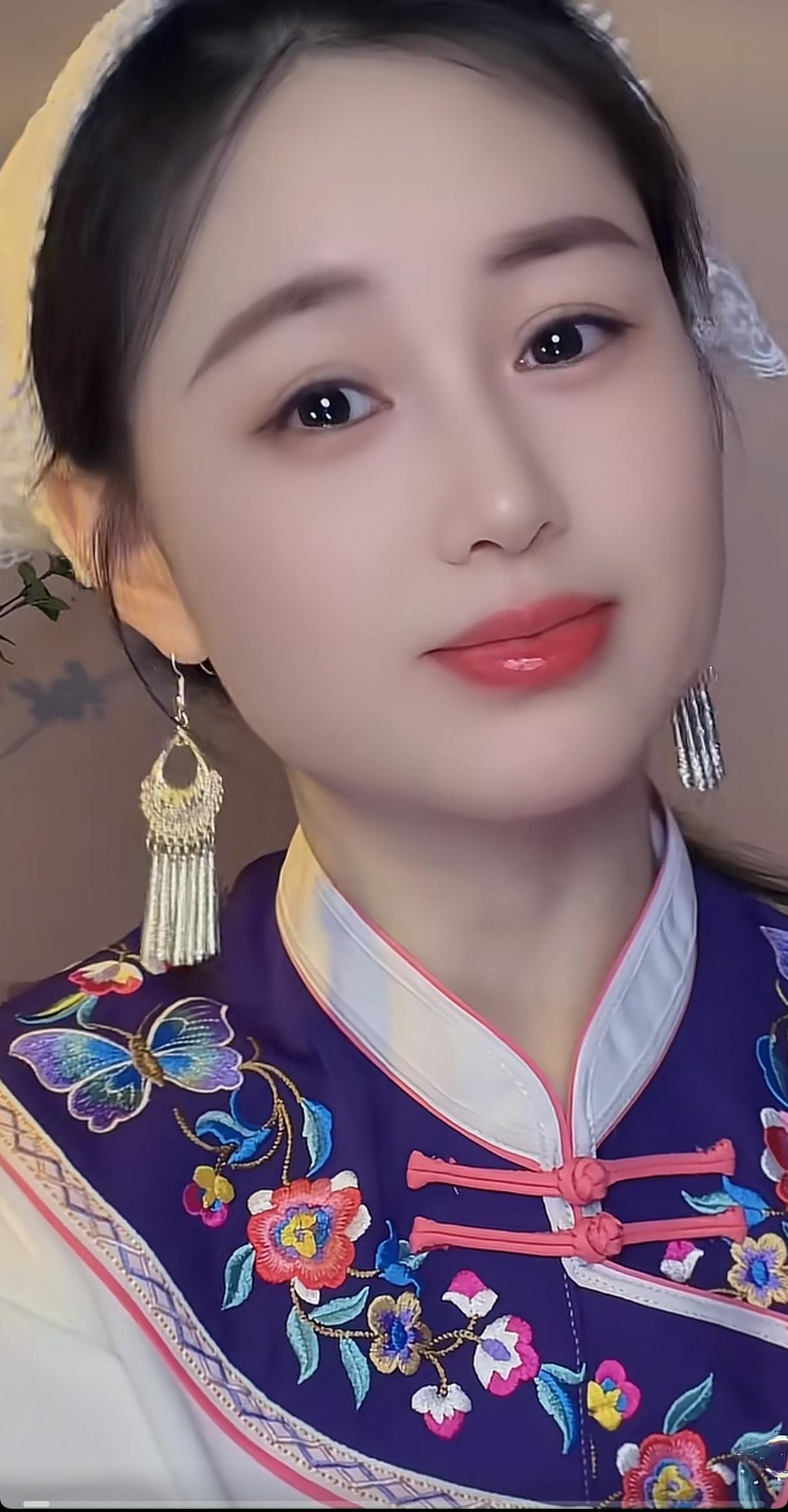 传统服饰的魅力，精致的刺绣与优雅的耳饰相得益彰。分享甜美小姐姐的随手拍古典气质