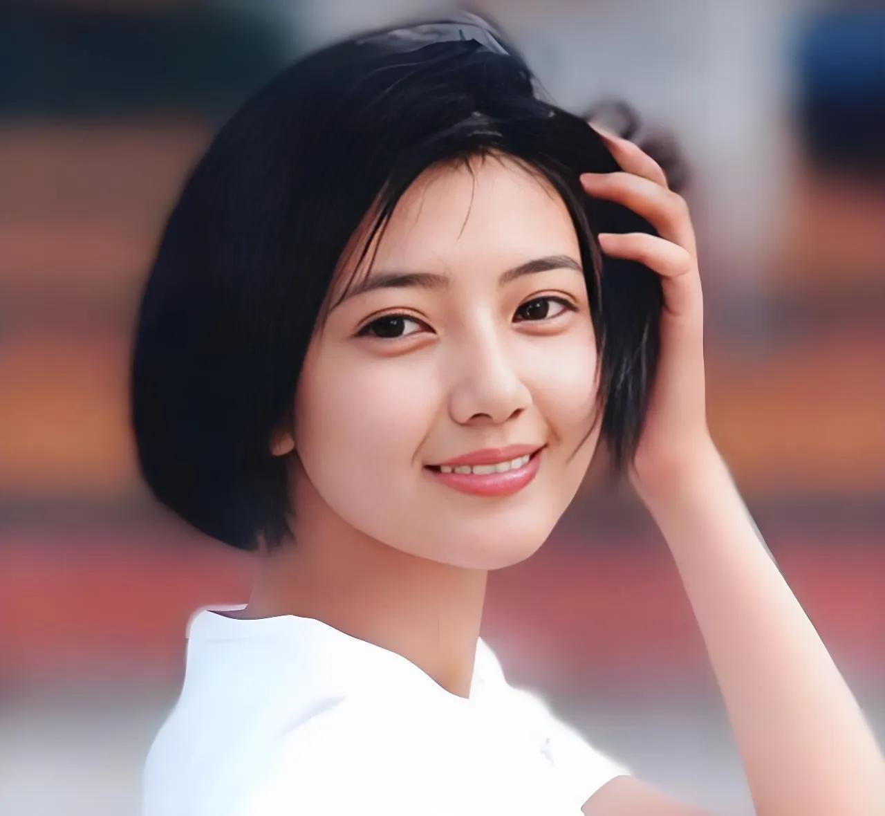 高圆圆：娱乐圈里的“人间宝藏”在娱乐圈这片星光海里，高圆圆绝对是那特别亮眼