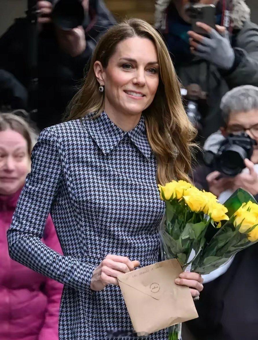 凯特王妃复出后的她，是肉眼可见的显瘦，身材看起来非常单薄，早就没有了往日的丰盈，