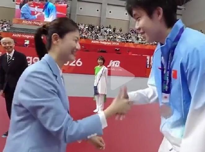 王楚钦说了什么？混双颁奖现场一句话，直接把丁宁逗笑。这张口就来的搞笑口才，