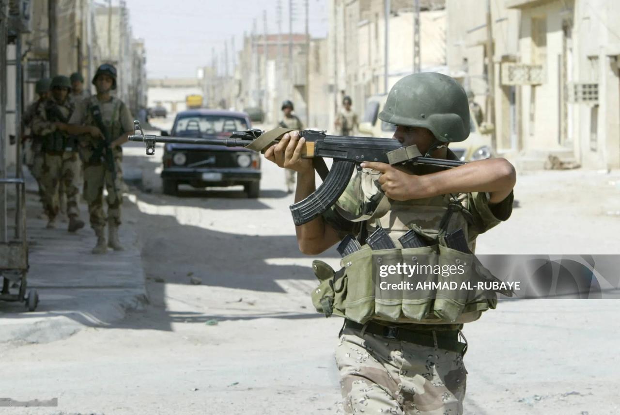 2004年围城期间，伊拉克国民警卫队士兵均装备阿森纳LMG-F7.62毫