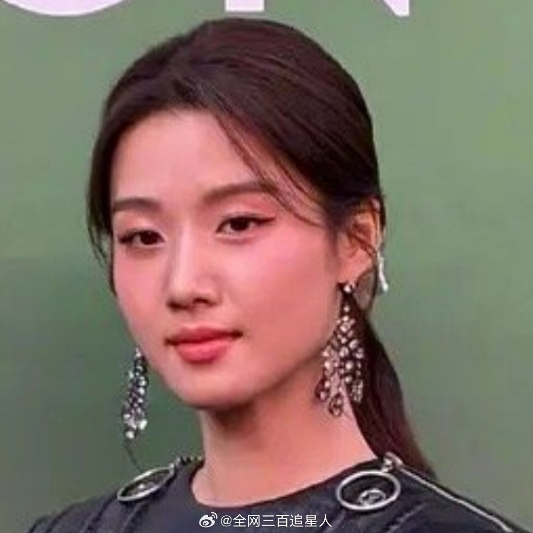 卢昱晓工作室负全责看脸还行去掉这张脸这衣服谁爱穿谁穿吧​​​