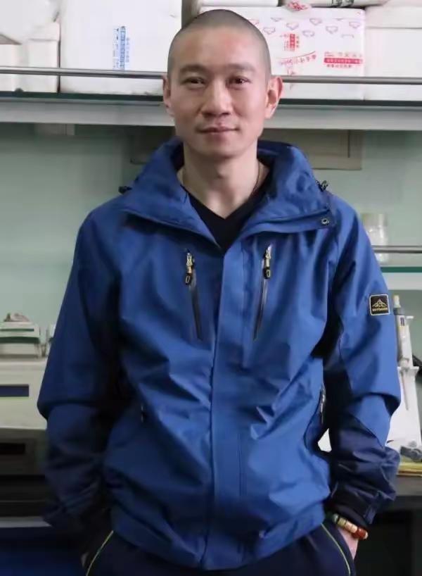 韩春雨,现在仍是河北科技大学副教授。别来无恙!想当初,闹的沸沸扬扬,却也平静